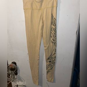 Yellow leggings with decal